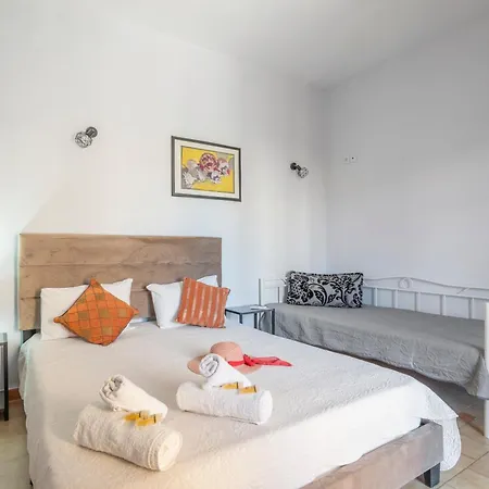 Mati Guest House. נידרי